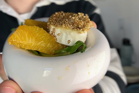 Sesam-Ziegenkäse-Taler mit Orangen-Chili mit Suurello Bitter