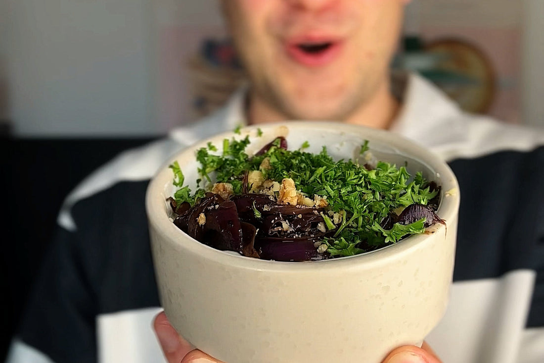 Zwiebel-Konfit-Joghurt-Dip mit Walnuss-Crunch mit Suurello Grape