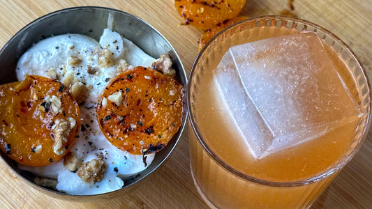 Pfannen-Aprikosen auf Burrata mit Chili-Honig mit Suurello Paloma